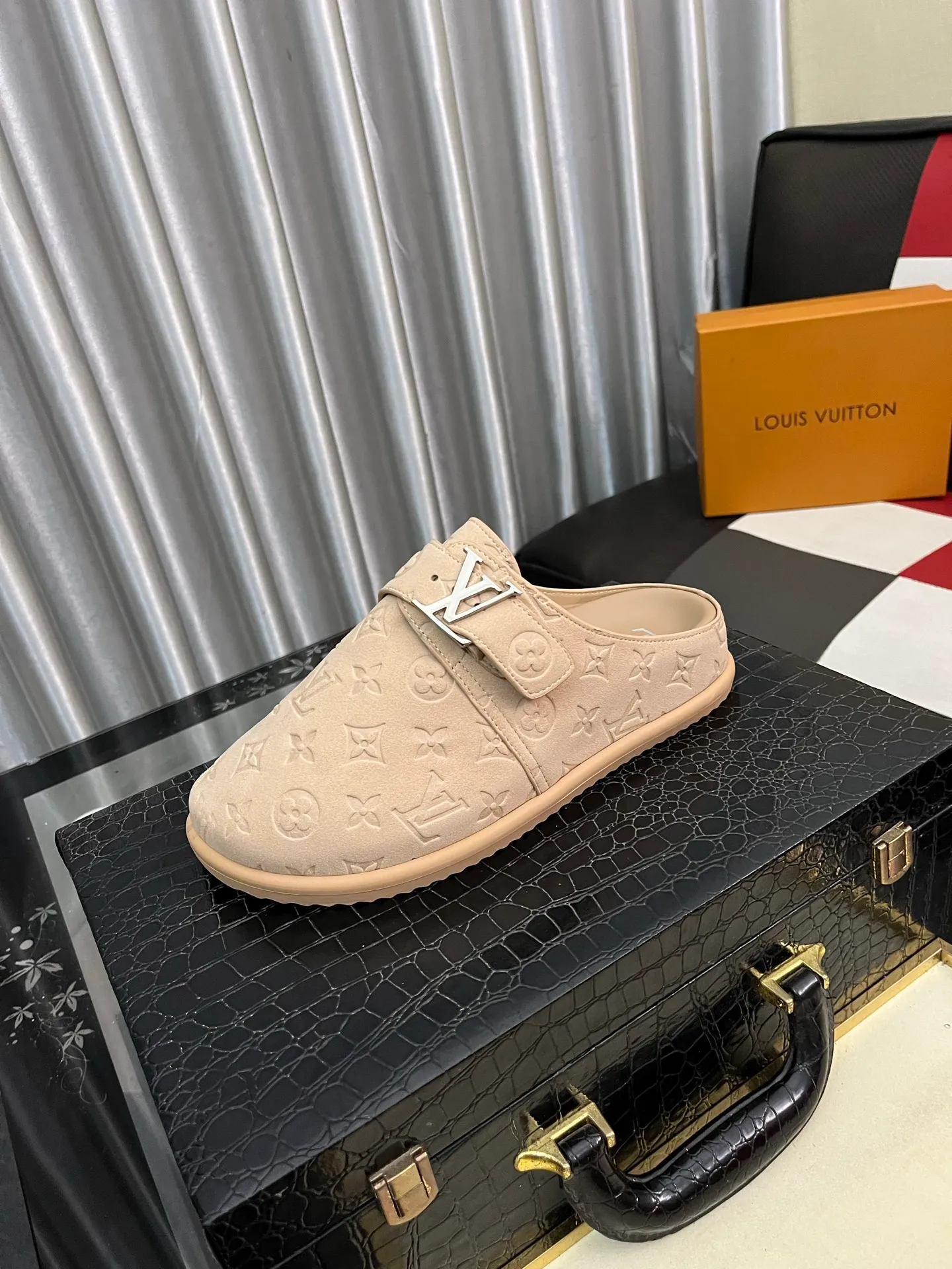 Men's shoes 💰380⌚️⌚️2025 new men's casual sandals and slippers, made of suede cow leather, with Monogram pattern to highlight the trendy style. Adjustable straps illuminated with LV letters, while a resilient insole and micro outsole provide lightweight comfort. Made of suede cow leather with embossed Monogram pattern and brand element metal hardware✅Adjustable straps➕Tough insole‼ ️Micro outsole. Comfortable and easy to wear‼ ️size: 38-446️⃣Colors available